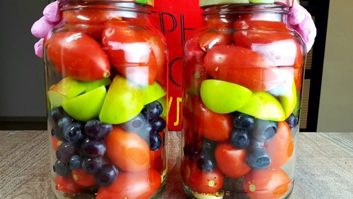 Kořeněná rajčata se 2 druhy ovoce