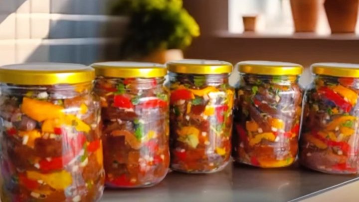 Paprikový salát s lilkem a česnekem