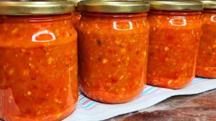 Pikantní adžika s česnekem a koriandrem