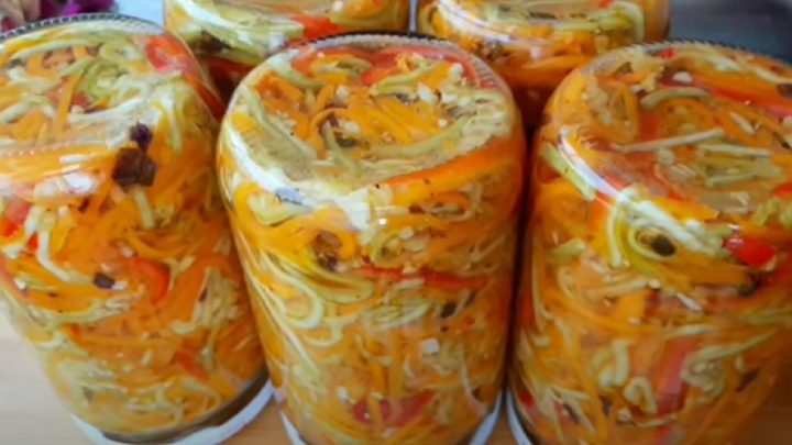 Zavařený salát z cuket s feferonkou