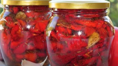 Sušené papriky v oleji s česnekem