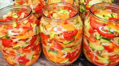 Zavařený zeleninový salát na zimu s bylinkami