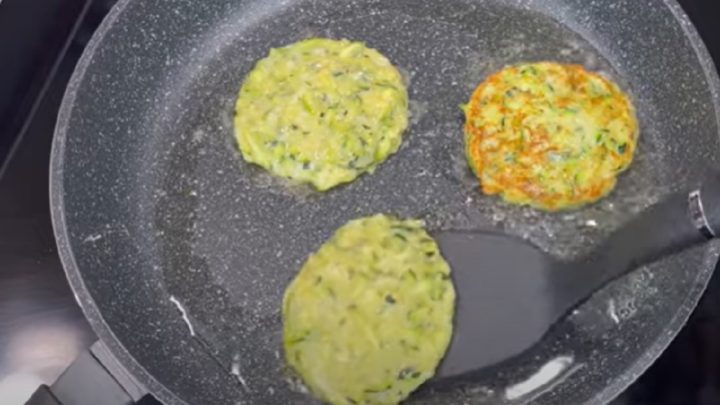 Rychlé cuketové bramboráky s mozzarellou