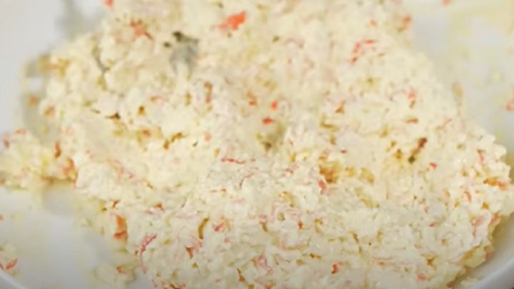 Rajčatové jednohubky s krabími tyčinkami