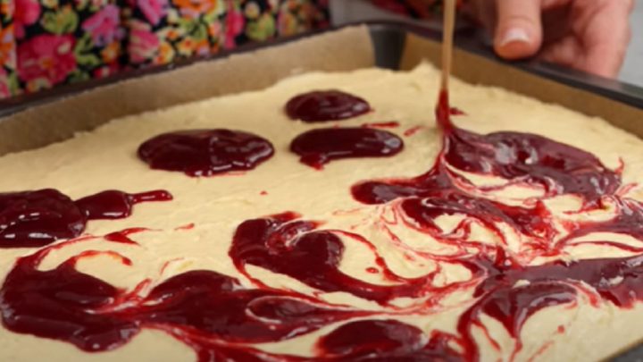 Jednoduchý koláč s marmeládou a mandlemi