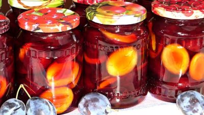 Švestky v kořeněném nálevu s koňakem