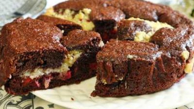 Kakaový koláč s třešněmi a drobenkou