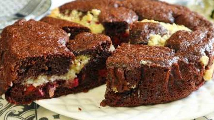 Kakaový koláč s třešněmi a drobenkou