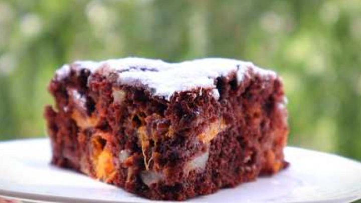 Kakaový koláč s meruňkami a jablky