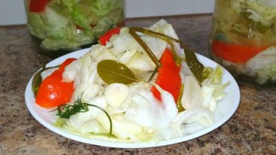 Nakládané mladé zelí s paprikou a česnekem