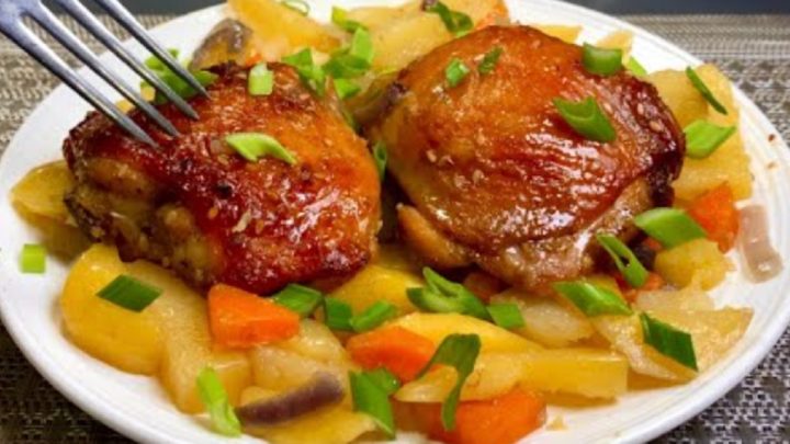 Pečená kuřecí stehna s bramborami