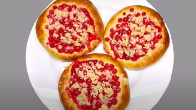 Rybízové koláčky s drobenkou