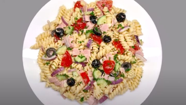 Rychlý těstovinový salát se šunkou a olivami