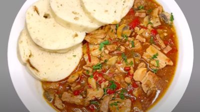 Zbojnický bůček s žampiony a paprikou