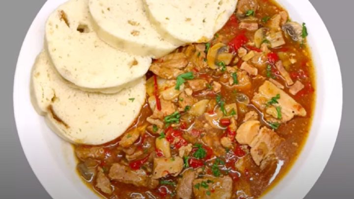 Zbojnický bůček s žampiony a paprikou