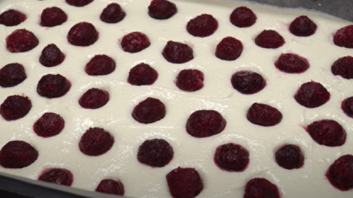 Vláčný koláč s tvarohem a višněmi