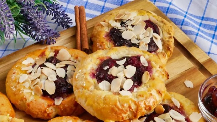 Tvarohové koláčky s višněmi a plátky mandlí