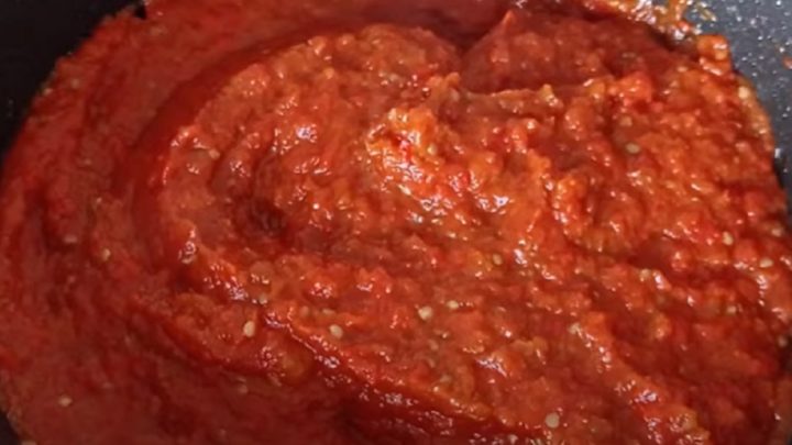 Domácí ajvar z pečených paprik a lilku