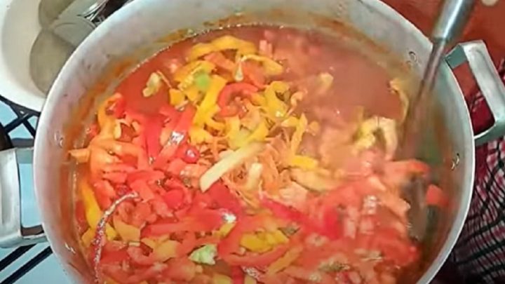 Lečo na zimu s rajčatovou šťávou