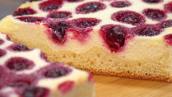 Vláčný koláč s tvarohem a višněmi