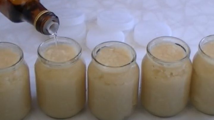 Česneková pasta se solí a olejem