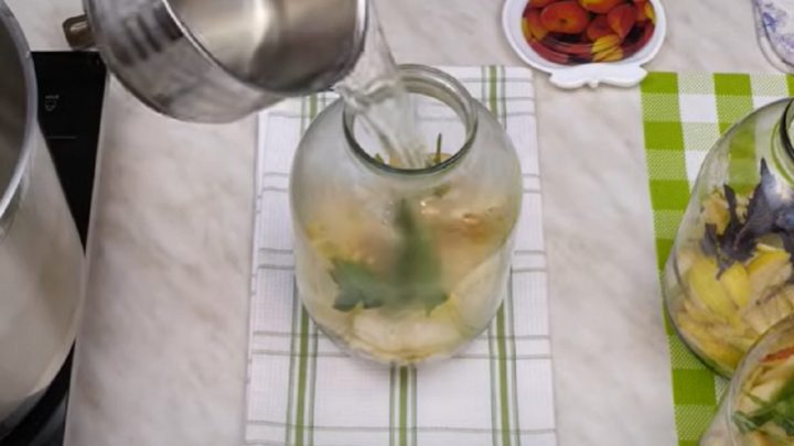 Hruškový kompot s citronem a bylinkami