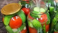 Nakládaná rajčata s okurkami a česnekem