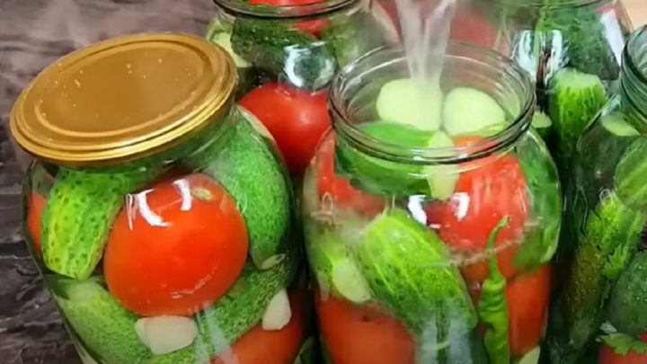 Nakládaná rajčata s okurkami a česnekem