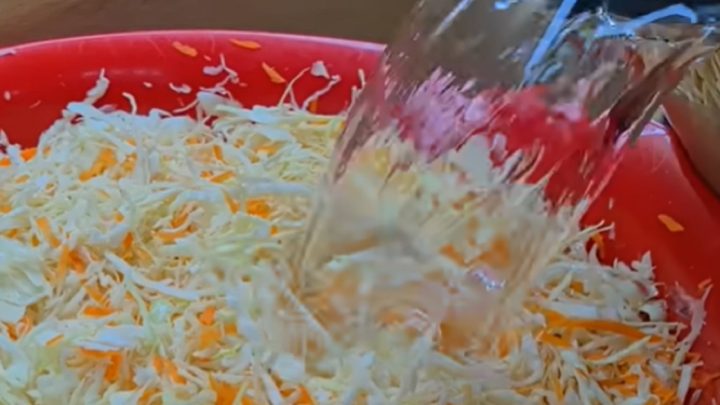 Zelný salát do skla jen ze 4 ingrediencí