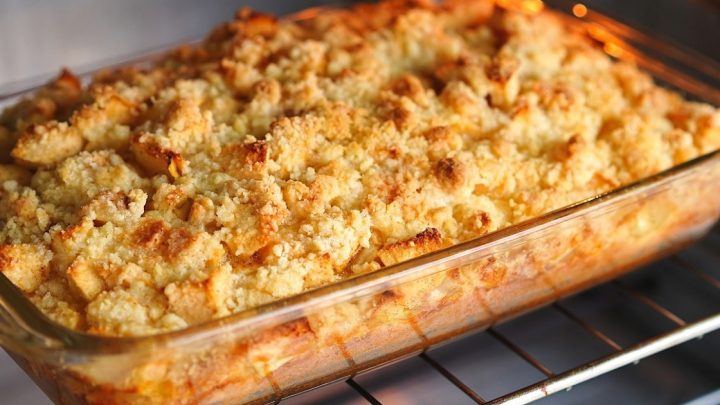 Buchta s jablky, skořicí a drobenkou Buchta s jablky, skořicí a drobenkou