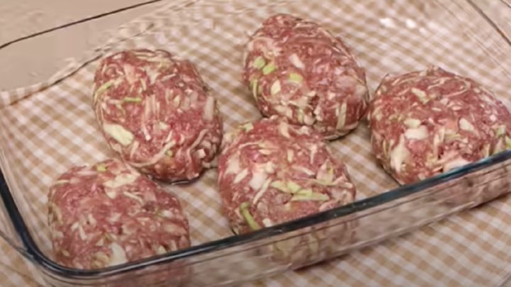 Zapečené karbanátky se sýrem a zelím