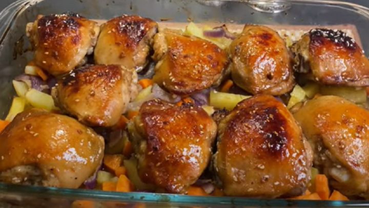 Pečená kuřecí stehna s bramborami
