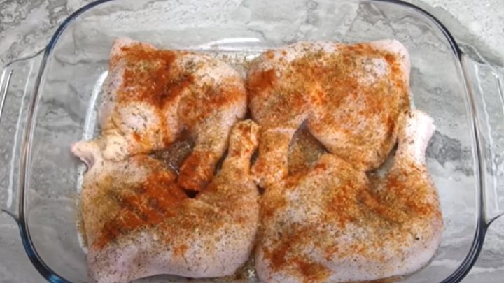 Kuře pečené na zelí s rýží a mrkví