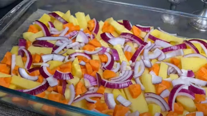 Pečená kuřecí stehna s bramborami