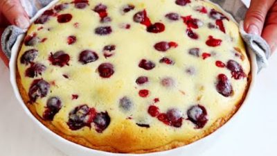 Višňový koláč se zakysanou smetanou