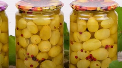 Nakládané hrozny s růžovým pepřem