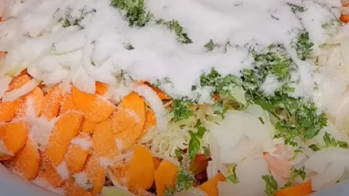 Zavařený zeleninový salát na zimu s bylinkami