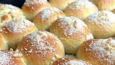 Buchty s tvarohovou náplní a drobenkou