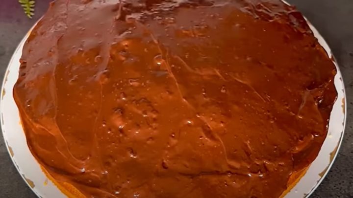 Hrnkový koláč s čokoládovou polevou