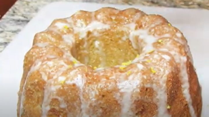 Cuketová bábovka s citronovou polevou