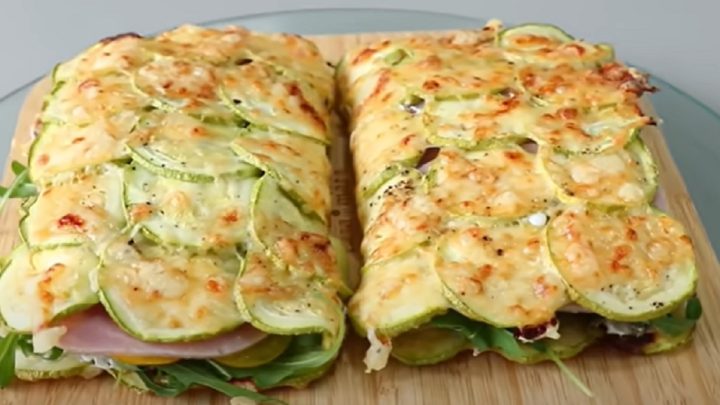 Cuketový sendvič se šunkou a rajčaty