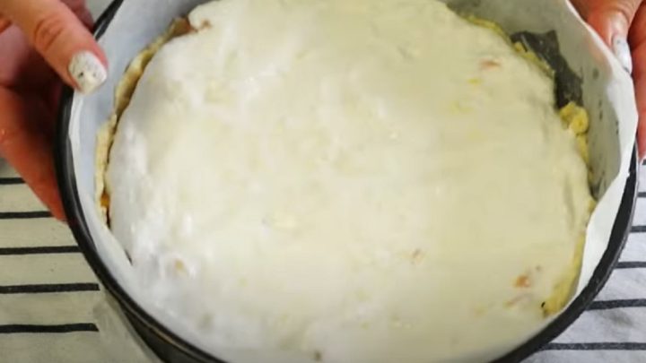 Koláč z křehkého těsta s broskvemi