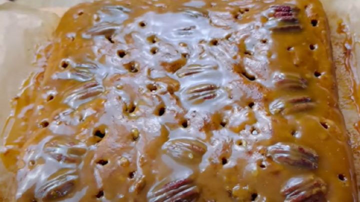 Koláč s karamelovou polevou a ořechy