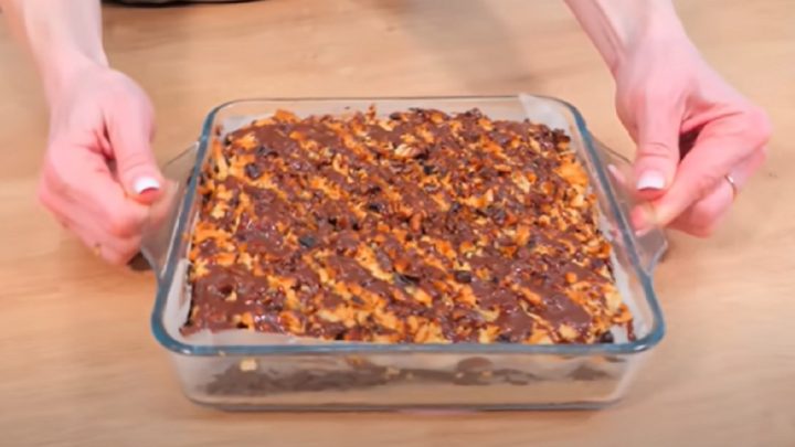 Koláč s čokoládovým krémem a ořechy