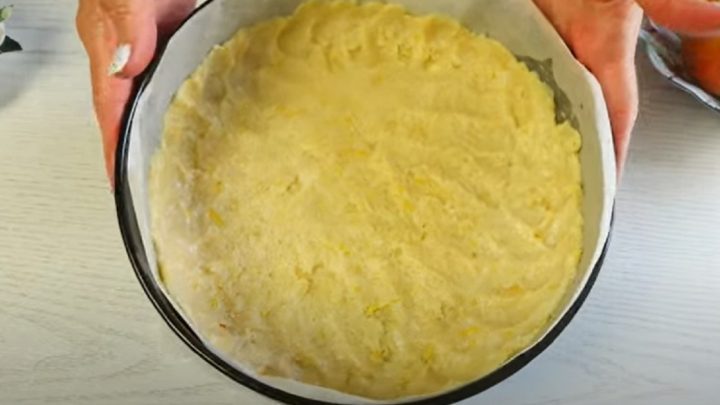 Koláč z křehkého těsta s broskvemi