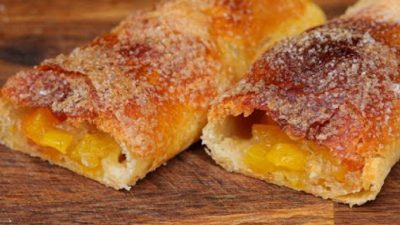 Zkaramelizovaný nektarinkový závin