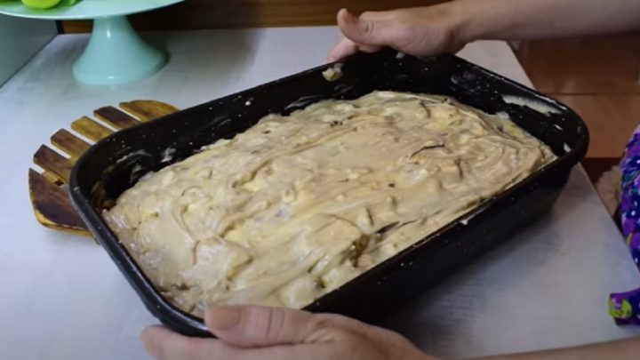 Nepečený pudinkový řez s banánem