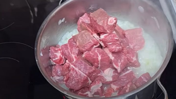 Jednoduchý hovězí guláš s paprikou