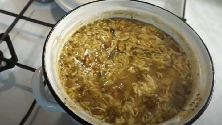 Jednoduchá houbová polévka s vejcem