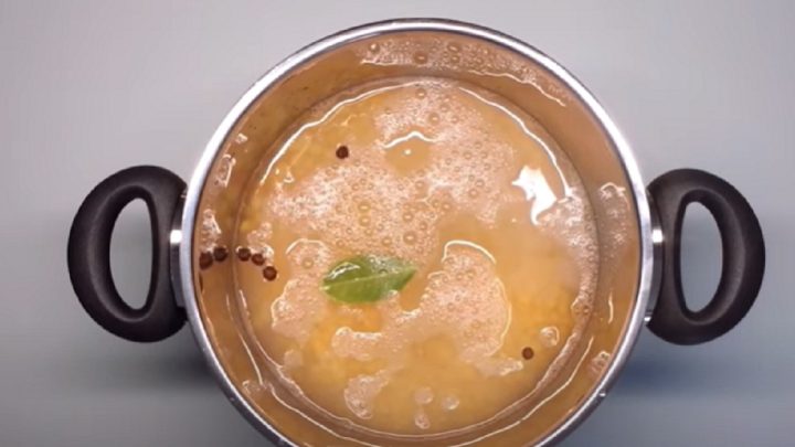 Hrachová kaše se slaninou a žampiony